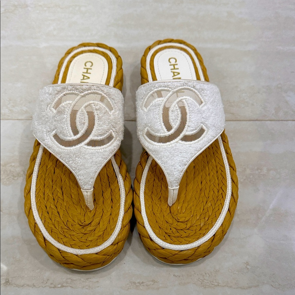 New in box rate CHANEL winter white raffia Women's Sandals thongs. Size 8